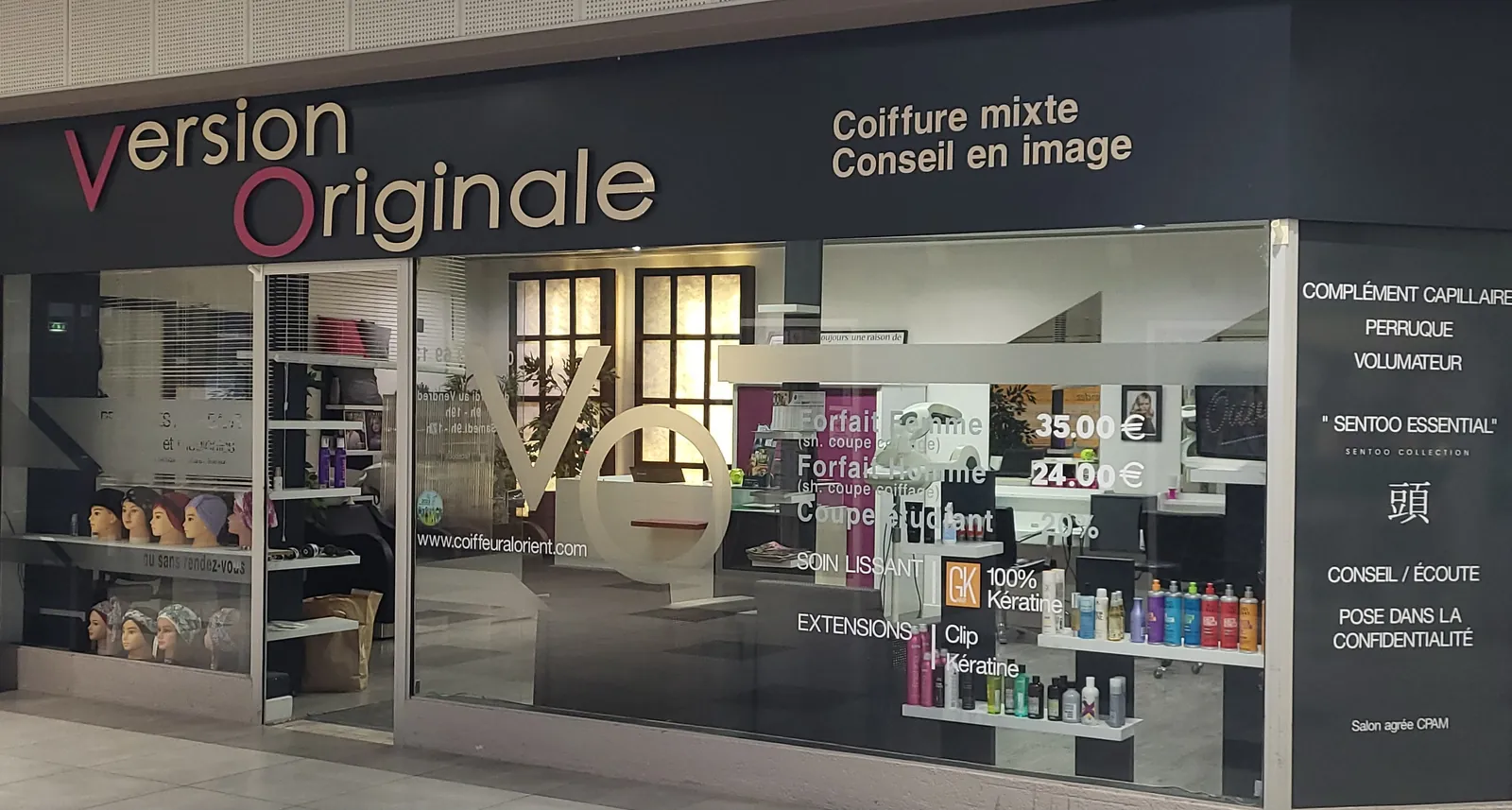 La devanture du salon Version Originale dans la galerie de l’Intermarché de Lanveur, à Lorient